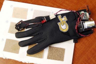 Găng tay rung hỗ trợ người mù học chữ  